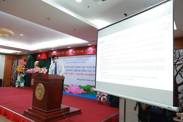 Ông Lương Minh Phúc, Giám đốc Ban Giao thông báo cáo tại Hội nghị.