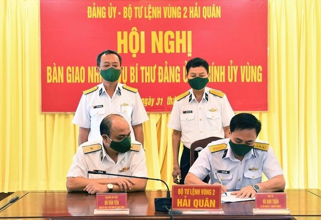 Chuẩn đô đóc Đỗ Văn Yên và Đại tá Vũ Anh (bên phải) Tuấn ký biên bản bản giao chức trách, nhiệm vụ Bí thư Đảng ủy, Chỉnh ủy Vùng 2 Hải quân.