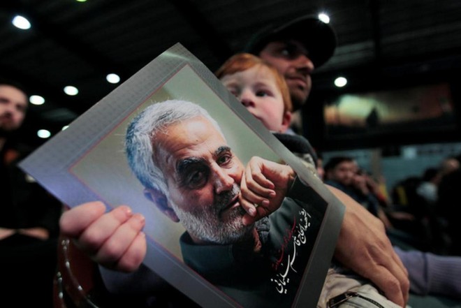Người dân Iran tưởng niệm tướng Qassem Soleimani - Ảnh: REUTERS.