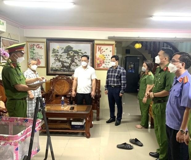 Lực lượng chức năng công bố lệnh bắt Chủ tịch Ủy ban Nhân dân phường Tam Phước Võ Cao Cường. (Ảnh: TTXVN phát).