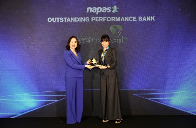 Bà Nguyễn Thị Kim Oanh – Phó Tổng Giám đốc Vietcombank nhận giải thưởng dành cho Ngân hàng tiêu biểu trong hoạt động thanh toán nội địa.