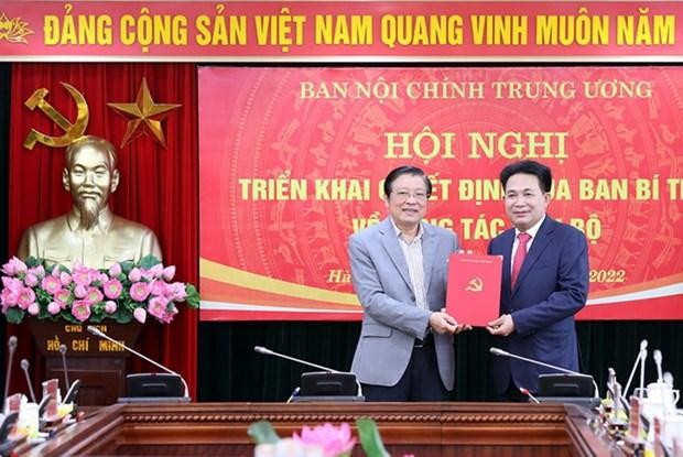 Trưởng Ban Nội chính Trung ương Phan Đình Trạc trao quyết định và chúc mừng ông Nguyễn Văn Yên. (Nguồn: vov.vn).