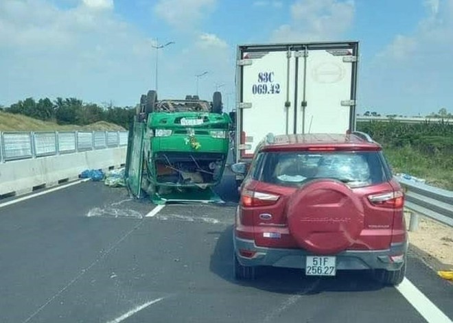 Xe tải bị tai nạn gây ùn ứ giao thông kéo dài.