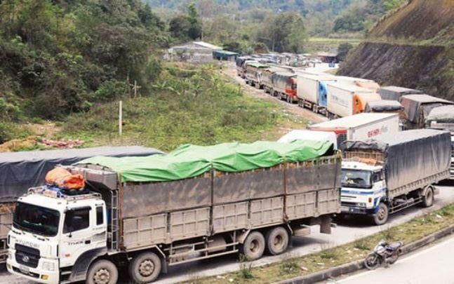Sau kỳ nghỉ Tết Nguyên đán, ùn tắc xe hàng hóa nông sản tại các cửa khẩu của tỉnh Lạng Sơn có dấu hiệu tái diễn.