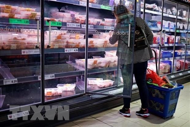 Nhiều kệ hàng bị trống do thiếu hàng hóa tại một siêu thị ở Walthamstow, tây London, Anh. (Ảnh: AFP/TTXVN).