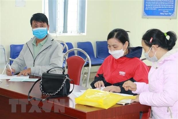 Người lao động đến giải quyết chế độ tại cơ quan Bảo hiểm xã hội huyện Quỳnh Lưu, tỉnh Nghệ An. (Ảnh: Bích Huệ/TTXVN).