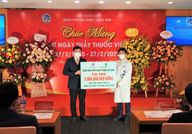 Ông Hồng Quang – Thành viên HĐQT, Chủ tịch Công đoàn đại diện Vietcombank (bên trái) trao tặng 5 tỷ đồng mua sắm trang thiết bị phục vụ công tác khám chữa bệnh cho Bệnh viện Đa khoa Xanh Pôn.