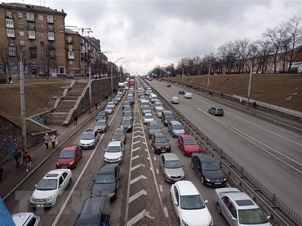 Các phương tiện nối đuôi nhau rời thủ đô Kiev, Ukraine, ngày 24/2. (Ảnh: THX/TTXVN).
