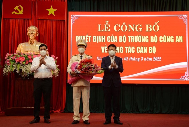 Ông Lương Nguyễn Minh Triết (ngoài cùng bên phải) - Phó Bí thư Thường trực Thành ủy Đà Nẵng tặng hoa chúc mừng tân Phó Giám đốc Công an thành phố.