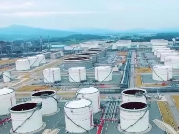 Nhà máy lọc dầu Nghi Sơn gặp khó khăn về tài chính và một số vấn đề nội tại nên không có kinh phí nhập dầu thô để sản xuất xăng dầu thành phẩm.