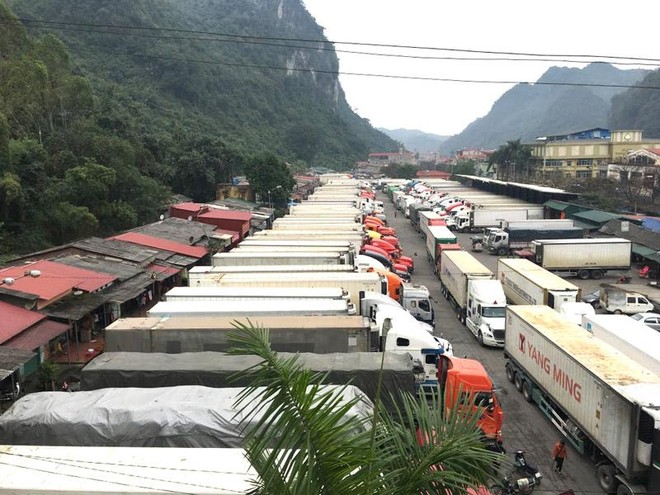 Có thời điểm tổng số phương tiện ùn ứ tại các cửa khẩu biên giới Việt Nam - Trung Quốc lên đến 5.365 xe.