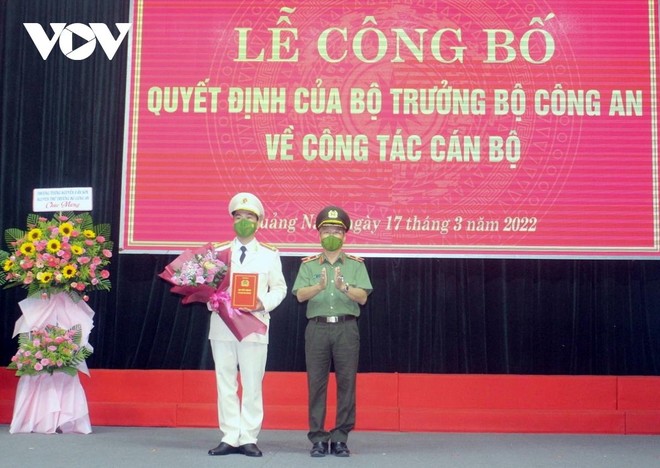 Giám đốc Công an tỉnh Quảng Nam trao quyết định điều động, bổ nhiệm Phó Giám đốc Công an tỉnh Quảng Nam cho Trung tá Nguyễn Văn Tuấn.