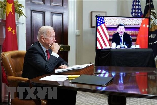 Tổng thống Mỹ Joe Biden (trái) và Chủ tịch Trung Quốc Tập Cận Bình trong cuộc họp trực tuyến ngày 15/11/2021. (Ảnh: AFP/TTXVN).