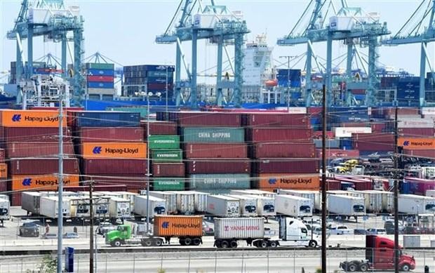 Bốc dỡ container hàng hóa tại cảng Long Beach, California, Mỹ. (Ảnh: AFP/ TTXVN).