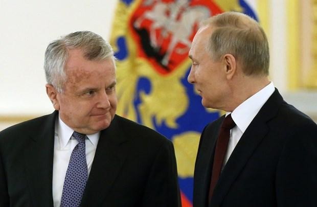 Đại sứ Mỹ tại Liên bang Nga John Sullivan và Tổng thống Nga Vladimir Putin. (Ảnh: Getty).
