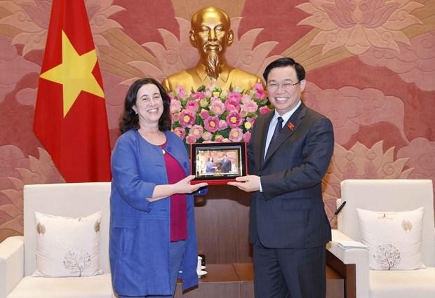 Chủ tịch Quốc hội Vương Đình Huệ tặng quà lưu niệm cho bà Manuel V.Ferro, Phó Chủ tịch Ngân hàng Thế giới Toàn cầu (World Bank) (Ảnh: Xuân Khu/TTXVN).