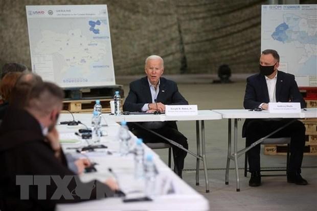 Tổng thống Ba Lan Andrzej Duda (phải) và Tổng thống Mỹ Joe Biden (thứ 2, phải) trong cuộc gặp đại diện các tổ chức phi chính phủ đang hỗ trợ người sơ tán từ Ukraine, tại Rzeszow, ngày 25/3/2022. (Ảnh: PAP/TTXVN).