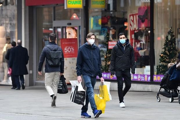Người dân mua hàng tại London, Anh. (Ảnh: AFP/TTXVN).