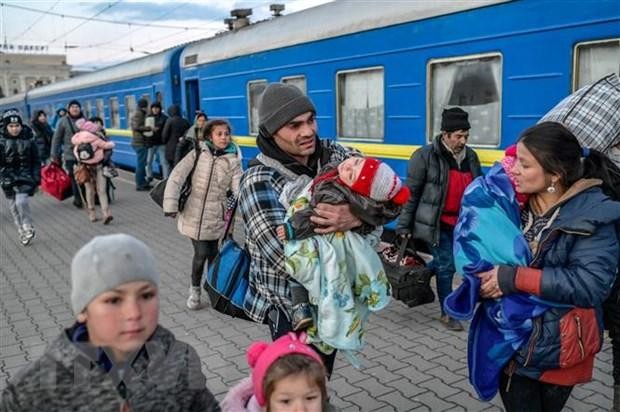 Người dân lên tàu hỏa để sơ tán tránh xung đột ở Odessa, Ukraine, ngày 9/3/2022. (Ảnh: AFP/TTXVN).