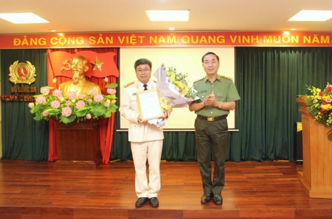 Thứ trưởng Trần Quốc Tỏ trao Quyết định của Ban Bí thư và chúc mừng Đại tá Lê Minh Hà.
