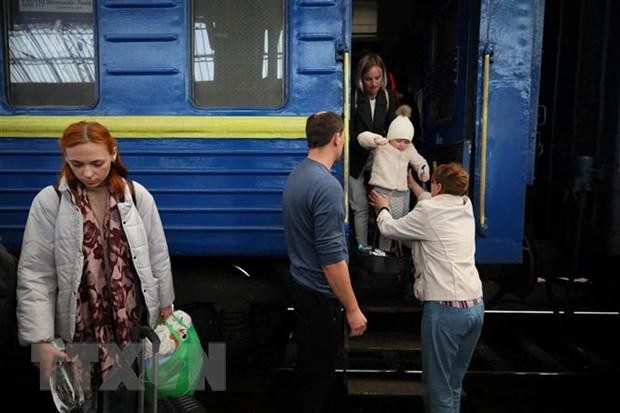 Người dân Ukraine sơ tán từ thành phố Mariupol tới Lviv. (Ảnh: AFP/TTXVN).