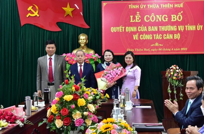 Bà Trần Thị Hoài Trâm (thứ 2 từ phải qua) được bổ nhiệm Bí thư Huyện ủy Nam Đông thay cho bà Lê Thị Thu Hương (đứng, ngoài cùng bên phải).