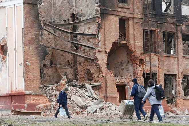Tòa nhà bị phá hủy sau các cuộc giao tranh ở Mariupol, Ukraine (Ảnh: Reuters).