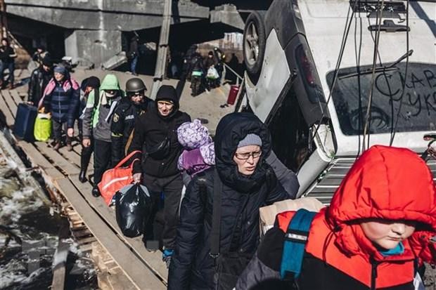 Người dân sơ tán khỏi Irpin, Ukraine, ngày 11/3. (Ảnh: THX/ TTXVN).