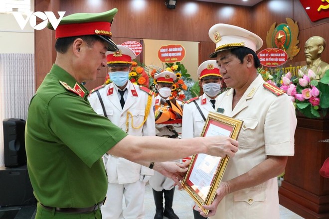Thứ trưởng Bộ Công an Nguyễn Duy Ngọc trao quyết định bổ nhiệm Giám đốc Công an tỉnh Kiên Giang cho Đại tá Nguyễn Văn Hận.