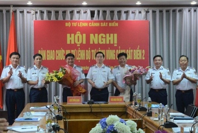 Thiếu tướng Bùi Quốc Oai chúc mừng Đại tá Trần Quang Tuấn và Thượng tá Trần Xuân Lương. Ảnh QĐND.