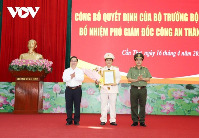 Chủ tịch UBND thành phố Cần Thơ tặng hoa - thừa quỷ quyền của Bộ trưởng Bộ Công an Thiếu tướng Nguyễn Văn Thuận trao quyết định bổ nhiệm Phó Giám đốc Công an.