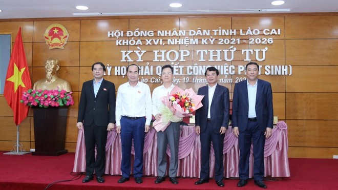 Ông Nguyễn Thành Sinh (ảnh giữa) nhận hoa chúc mừng. (ảnh: Cao Cường)