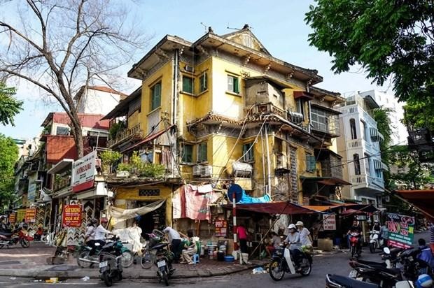 Một biệt thự trên địa bàn Hà Nội đang bị biến dạng do sự cải tạo, cơi nới của người dân. (Ảnh: PV/Vietnam+).