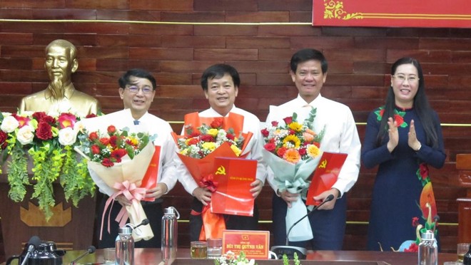Bà Bùi Thị Quỳnh Vân, Bí thư Tỉnh uỷ, Chủ tịch HĐND tỉnh Quảng Ngãi trao Quyết định và tặng hoa chúc mừng các cá nhân nhận nhiệm vụ mới.