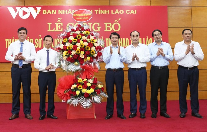 Hai tân lãnh đạo Sở Du lịch (đứng bên trái) nhận hoa chúc mừng từ lãnh đạo tỉnh Lào Cai.