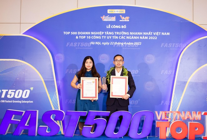 Đại diện C69 nhận giải thưởng tại Fast 500 2022.