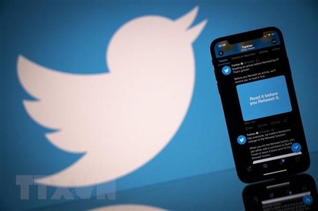Biểu tượng Twitter trên màn hình điện thoại thông minh và máy tính bảng. (Ảnh: AFP/TTXVN).