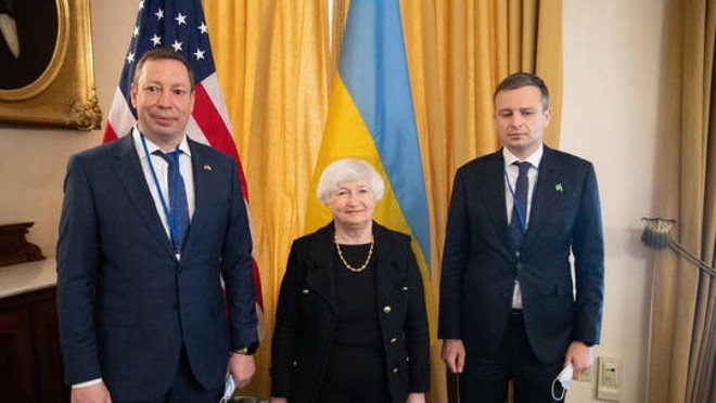 Bộ trưởng Tài chính Mỹ Janet Yellen (giữa) cùng Bộ trưởng Tài chính Ukraine Sergey Marchenko (phải) và Thống đốc Ngân hàng trung ương Ukraine Kyrylo Shevchenko ngày 21/4/2022 tại Washington DC. Ảnh: AFP