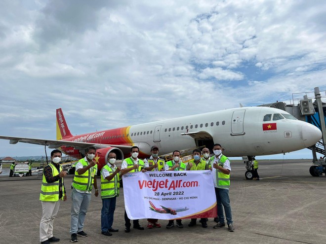 Phi hành đoàn Vietjet sẵn sàng với chuyến bay đầu tiên trở lại với Bali.