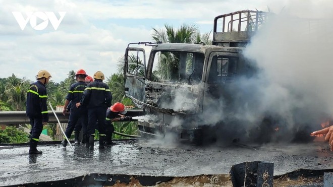 Cảnh sát phòng cháy chữa cháy tỉnh Long An điều động 4 xe chuyên dụng ra hiện trường khống chế đám cháy xe chở nhớt.