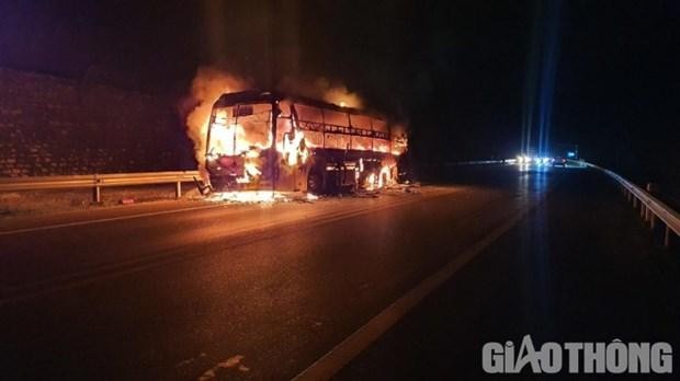 Xe khách bị cháy trên cao tốc Nội Bài-Lào Cai. (Nguồn: Atgt.vn).
