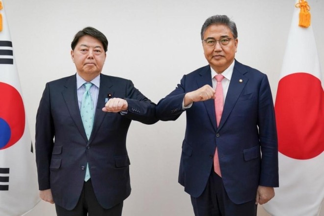 Bộ trưởng Ngoại giao Nhật Bản Hayashi và người đồng cấp Hàn Quốc Park Jin tại cuộc gặp hôm 9/5/2022. (Ảnh: Yonhap).