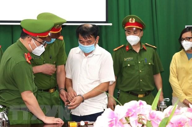 Cơ quan Cảnh sát Điều tra - Công an tỉnh Hà Giang thi hành quyết định bắt tạm giam 4 tháng đối với bị can Nguyễn Trần Tuấn, Giám đốc CDC Hà Giang. (Ảnh: Minh Tâm/TTXVN).