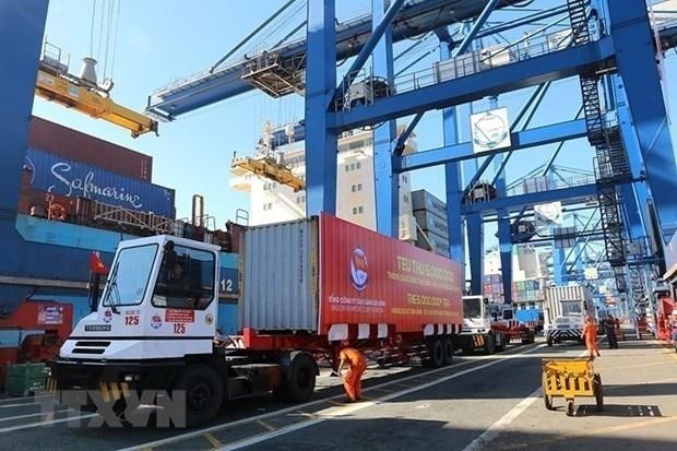 Bốc xếp container hàng hóa xuất nhập khẩu tại cảng Tân Cảng-Cát Lái, Thành phố Hồ Chí Minh. (Ảnh Thanh Vũ/TTXVN).