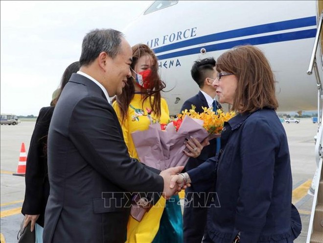 Chủ nhiệm Văn phòng Chủ tịch nước Lê Khánh Hải đón Tổng thống Cộng hòa Hy Lạp Katerina Sakellaropoulou tại Sân bay quốc tế Nội Bài. Ảnh: TTXVN.