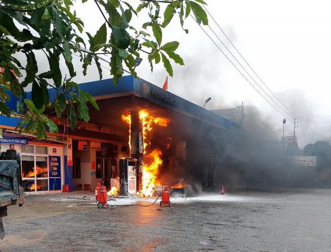 Hai cột bơm xăng tại Cửa hàng Xăng dầu số 21 thuộc Công ty Xăng dầu tỉnh Thừa Thiên Huế bốc cháy sau khi bị một ô tô đâm vào.
