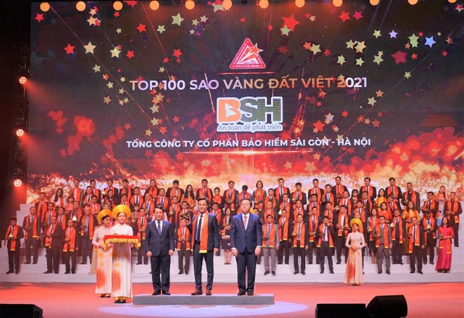 Ông Nguyễn Văn Trưởng – Tổng Giám đốc Bảo hiểm BSH (đứng giữa hàng đầu tiên) đại diện cho BSH nhận danh hiệu Top 100 Sao Vàng Đất Việt 2021.