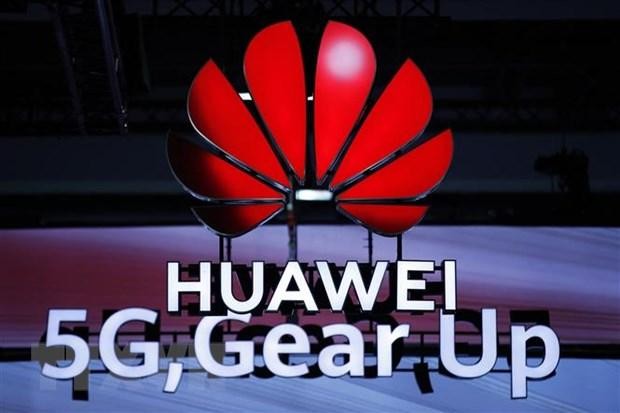Biểu tượng Huawei và biểu tượng 5G. (Ảnh: AFP/TTXVN)