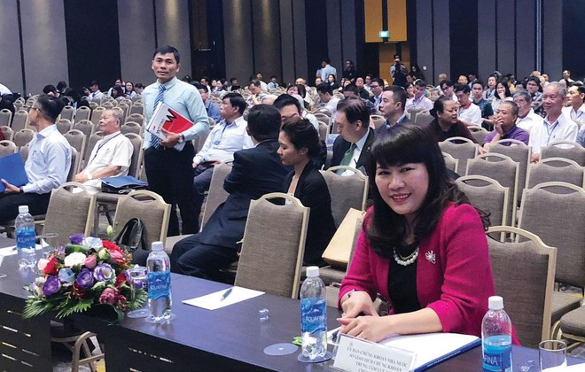 Bà Lương Thị Cẩm Tú (hàng đầu) vừa đắc cử Chủ tịch HĐQT Eximbank nhiệm kỳ VII .