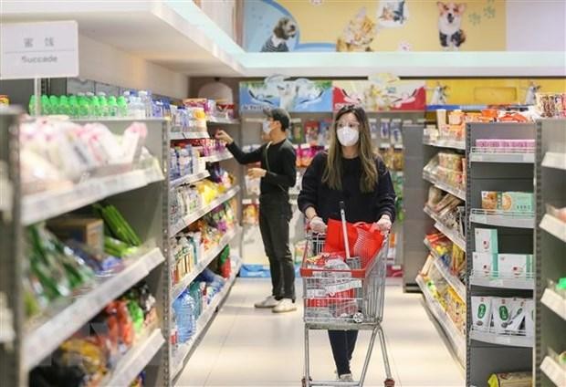 Người dân mua hàng khi các siêu thị được mở cửa trở lại tại thành phố Thượng Hải. (Ảnh: THX/TTXVN).